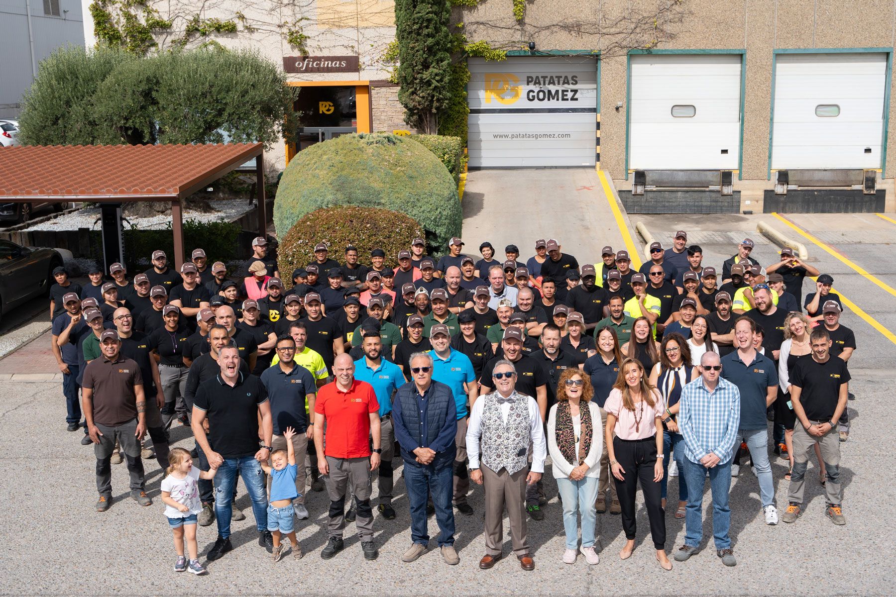 Foto grupal de los trabajadores de Patatas Gómez